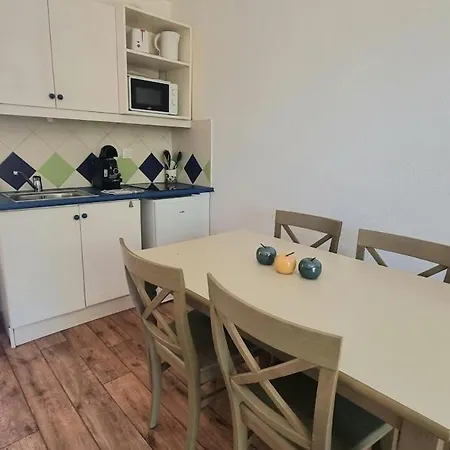 At K&d 16, Pool, Netflix * Saint-Raphaël